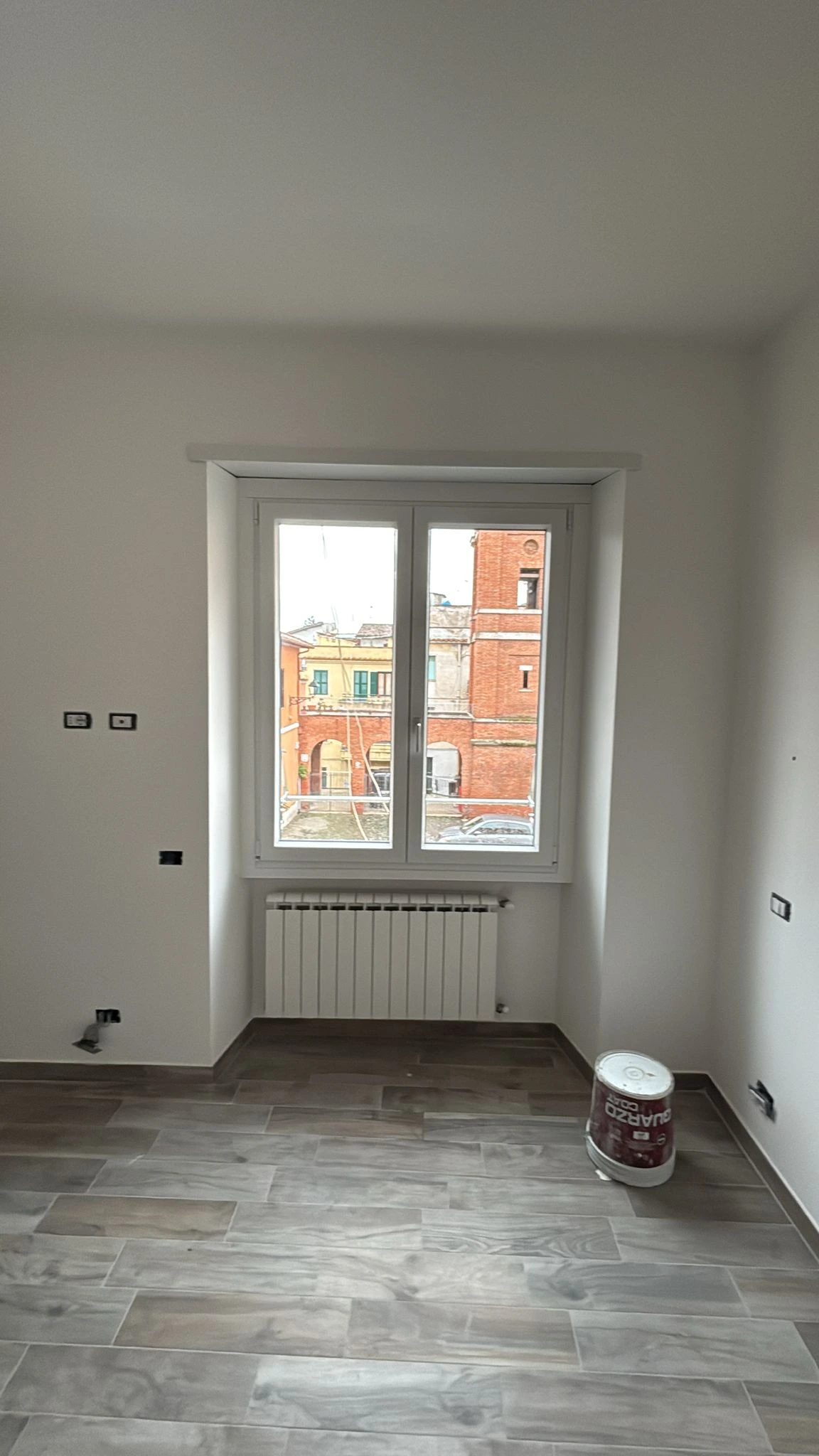 Finestra con vista sulla città