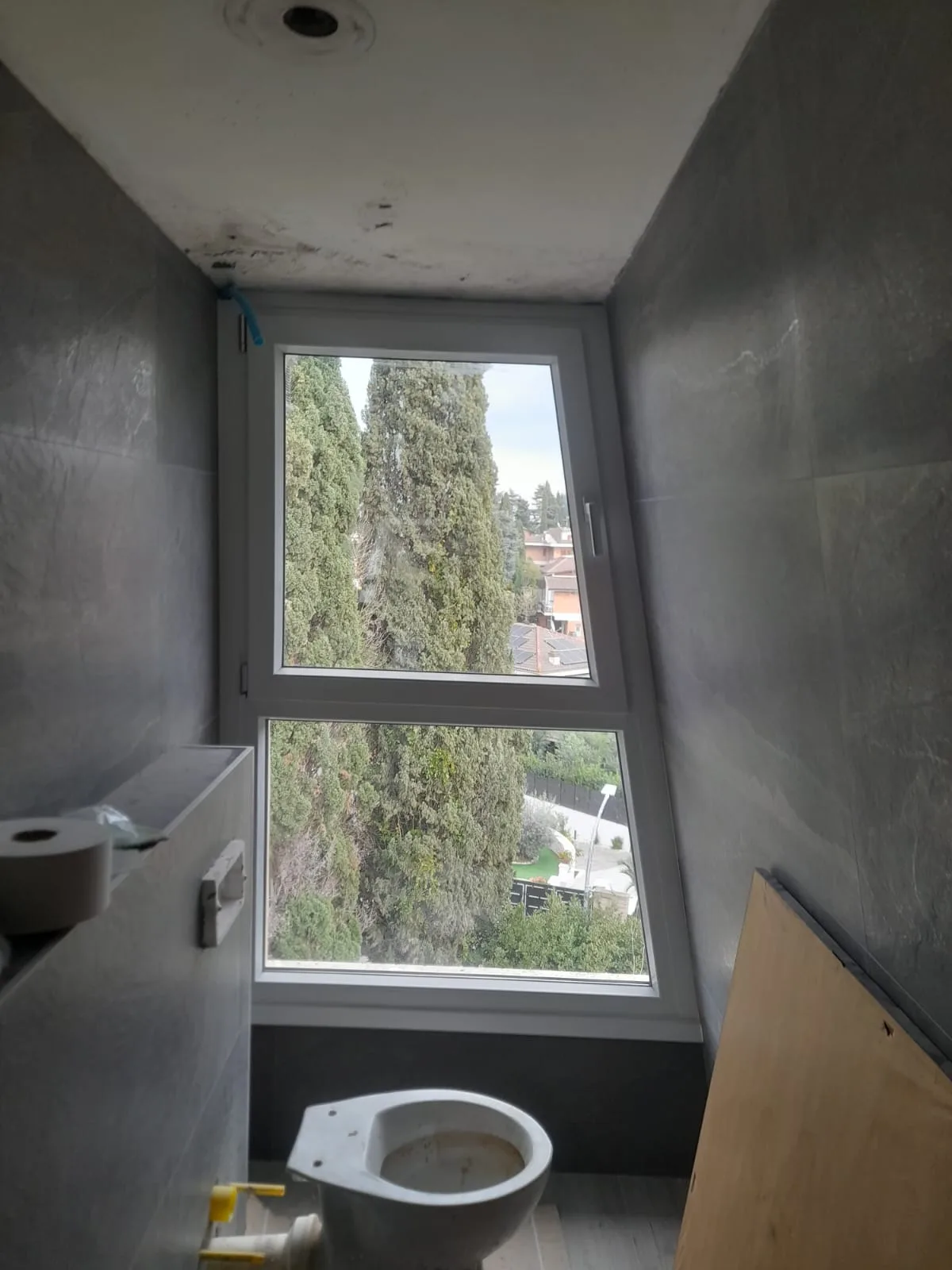 Finestra grande per il bagno