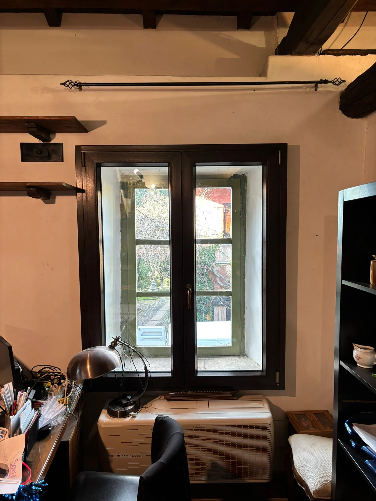 Finestra effetto legno a due ante