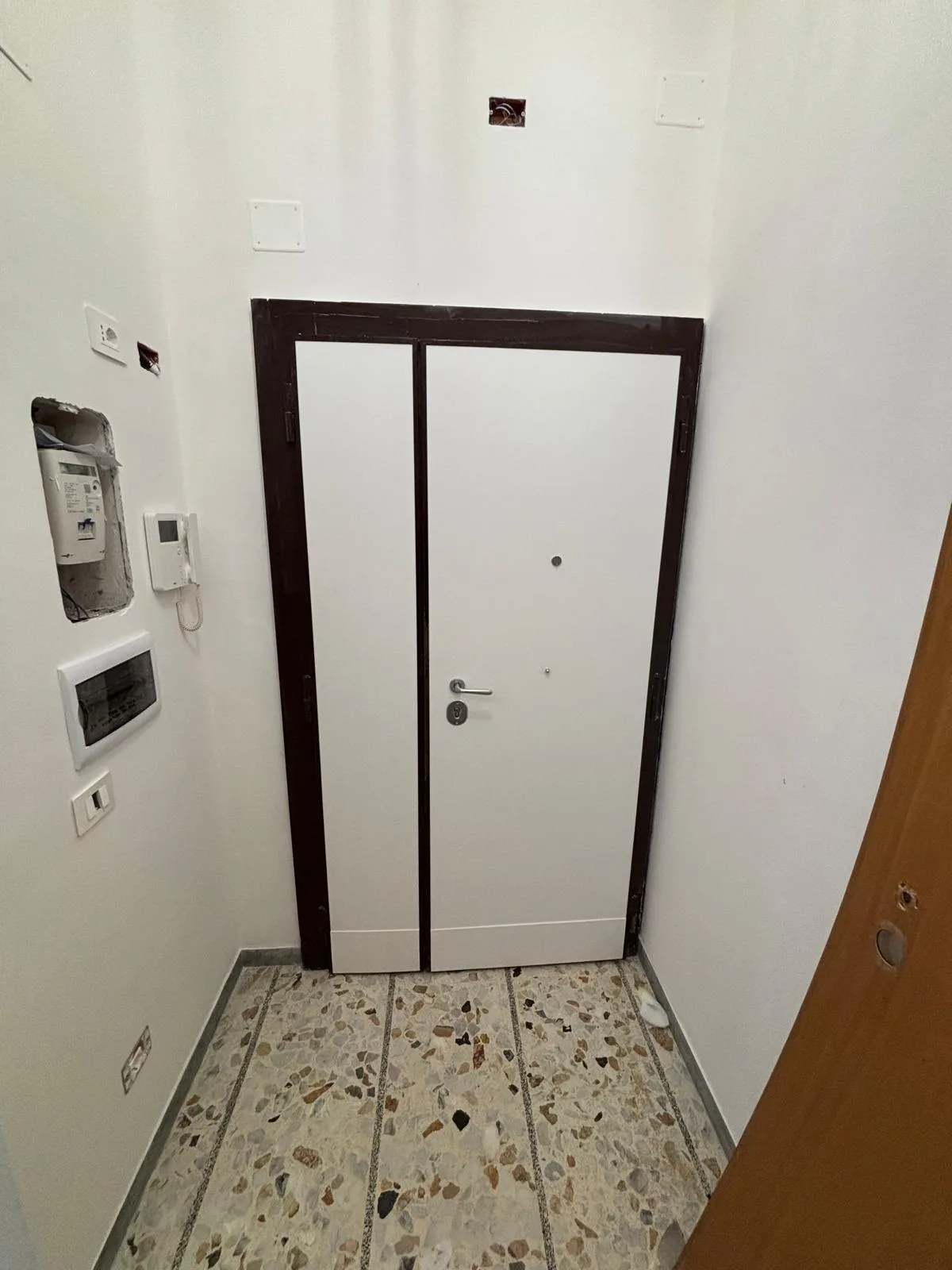 Porta blindata a due battenti
