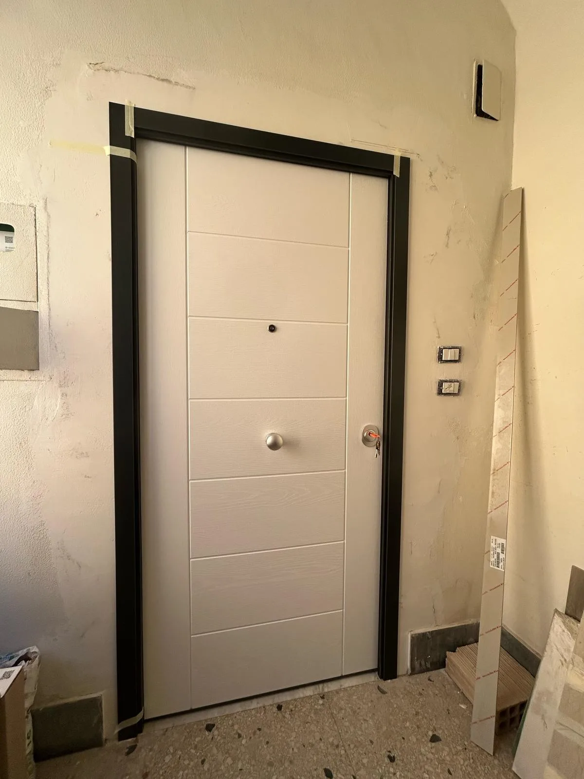 Porta blindata bianca e nera