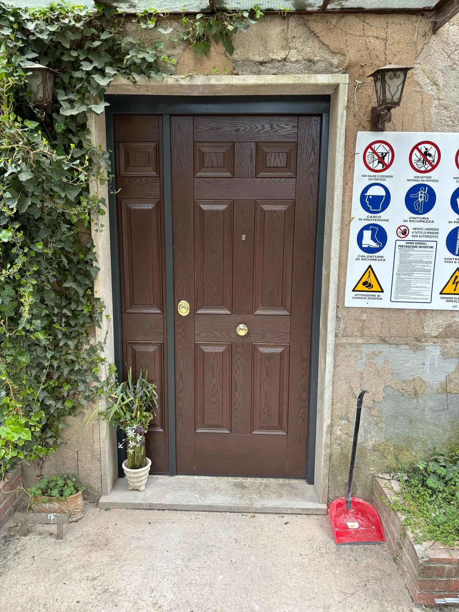 Porta blindata effetto noce con pannello bugnato, vista dall'esterno