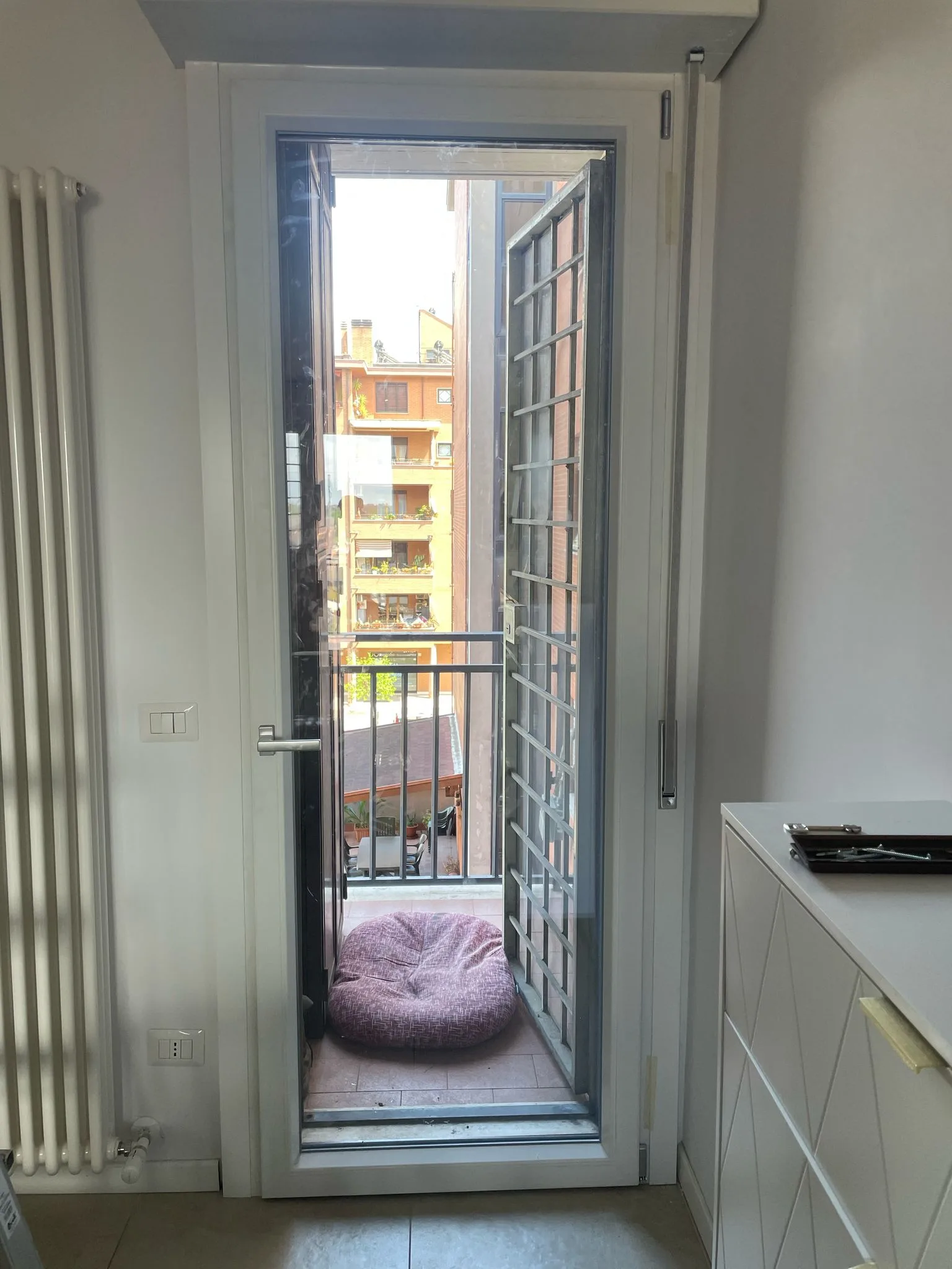 Portafinestra con grata verso il balcone