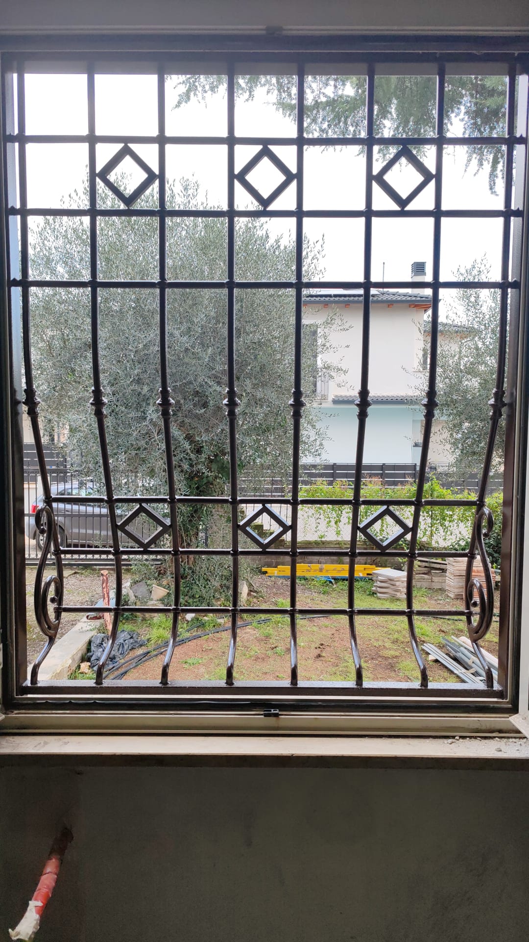 Grata di sicurezza in ferro con lavorazione a rombi vista dall'interno