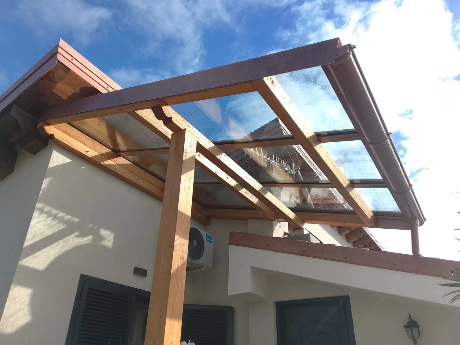 Copertura vetrata su struttura in legno
